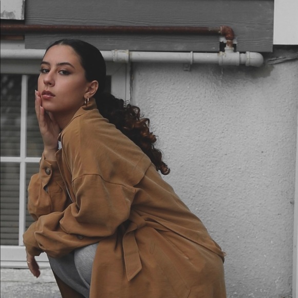 Meet your Posher, Nicole - Picture 2 of 5